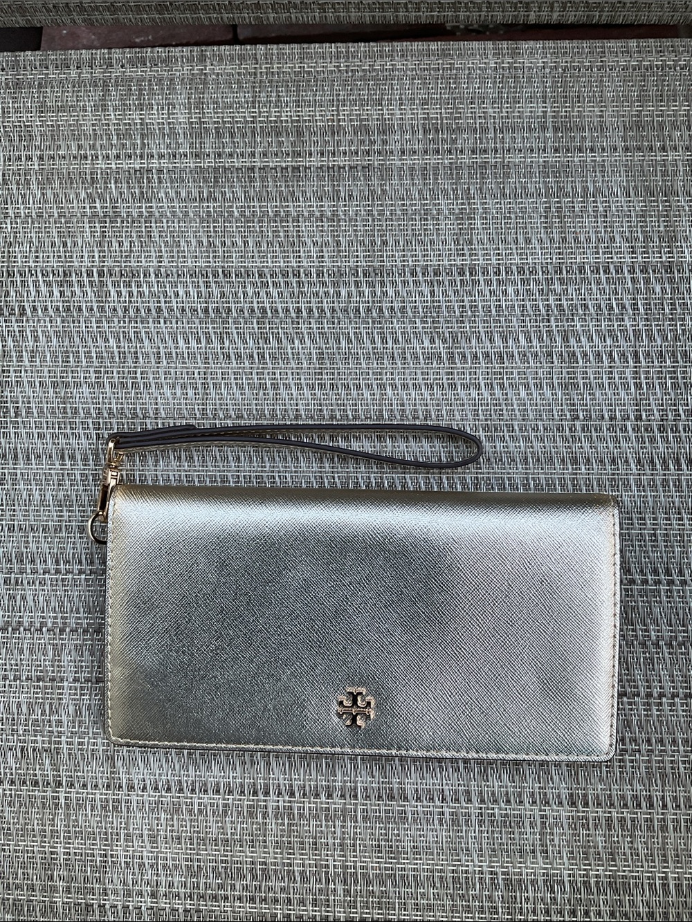 Tory Burch Emerson slim wristlet envelope in white gold - Picture 9 of 11